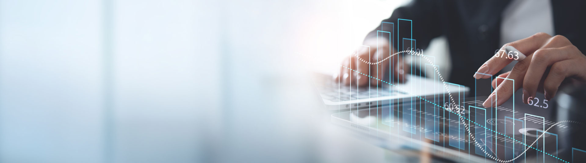 persona en teclado con estadisticas de inteligencia artificial