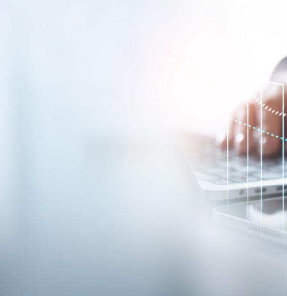 persona en teclado con estadisticas de inteligencia artificial mobile